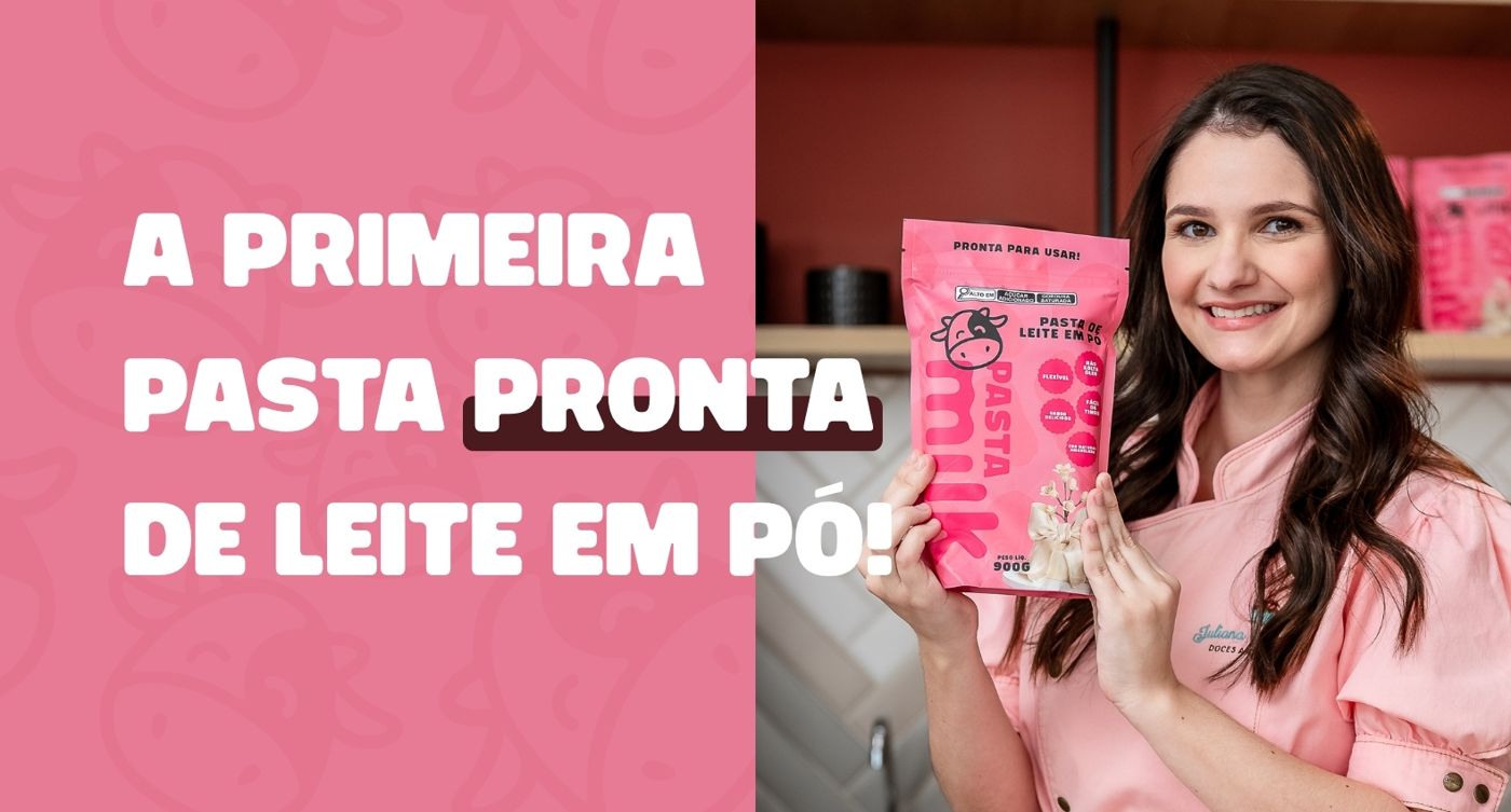 Juliana Rodrigues, fundadora da Pasta Milk, segurando a embalagem da pasta