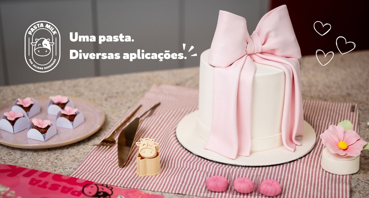 Bolo coberto com laço de Pasta Milk