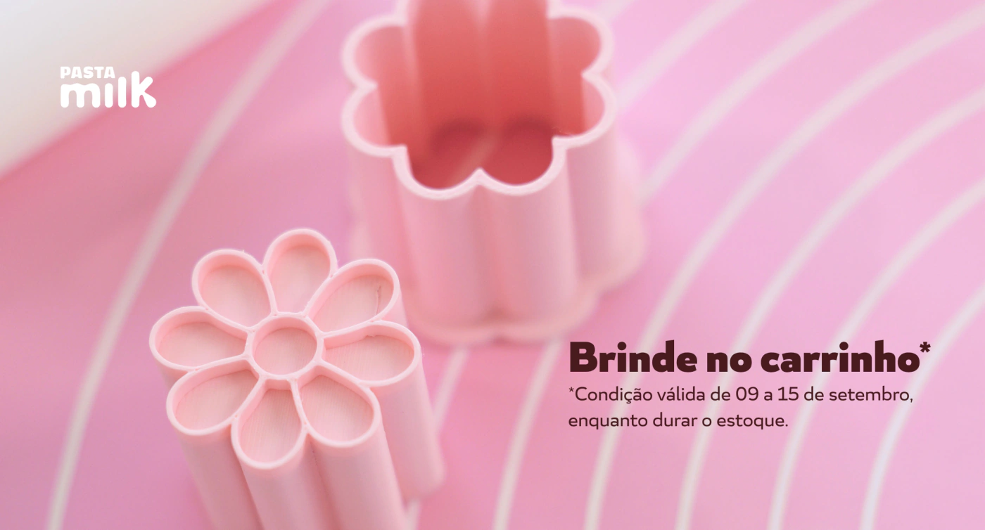 Cortadores de flor usados com a Pasta Milk sobre fundo rosa